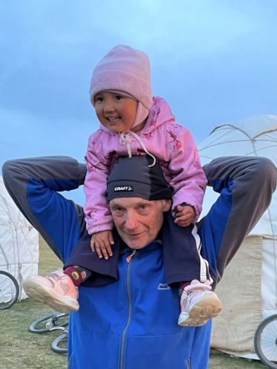 Mark Elsegood Cycling on the  tour with redspokes